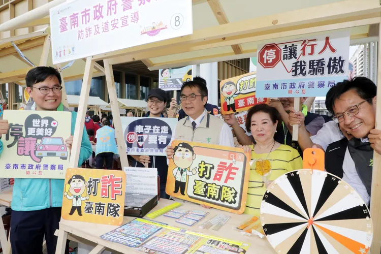 警方到場宣導，照顧老人家。社會局提供