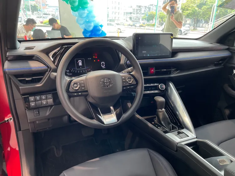 中階酷動版以上內裝採軟皮質內裝材質，而潮玩版則是再增加7吋全彩數位儀錶板，9吋觸控螢幕則為全車系標配。林浩昇攝