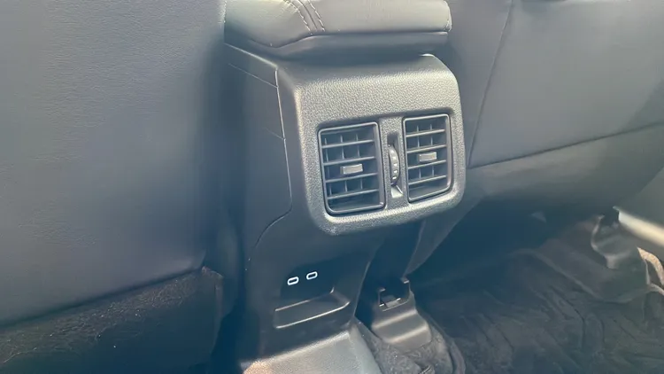 中階酷動版以上才配有後座出風口及兩具USB插座。林浩昇攝