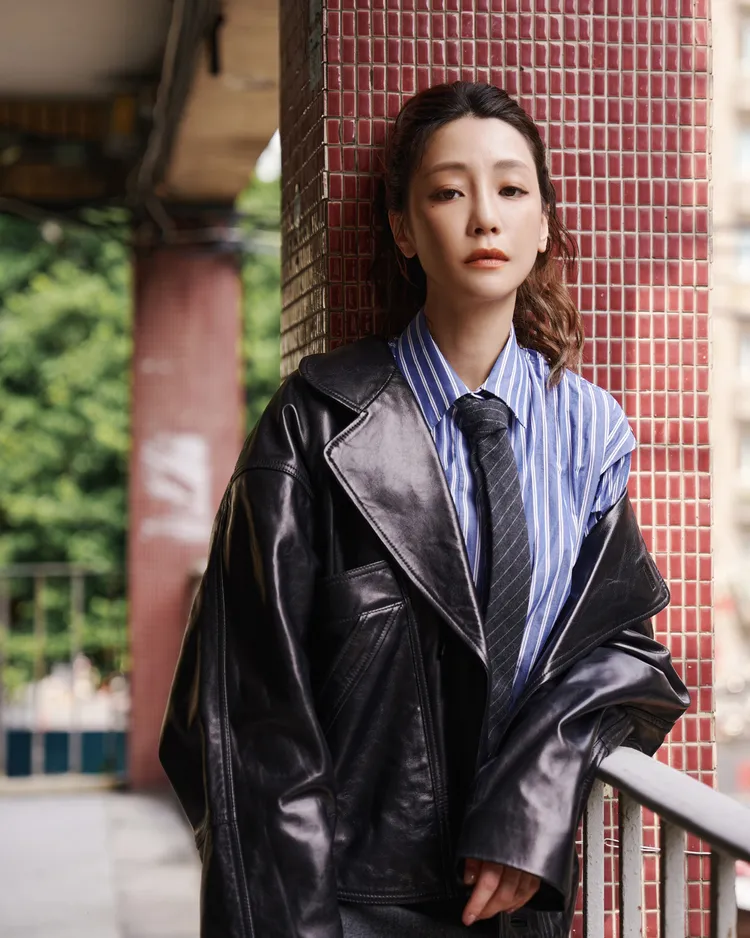 謝欣穎身著秋冬系列黑色寬版皮外套。翻攝謝欣穎IG