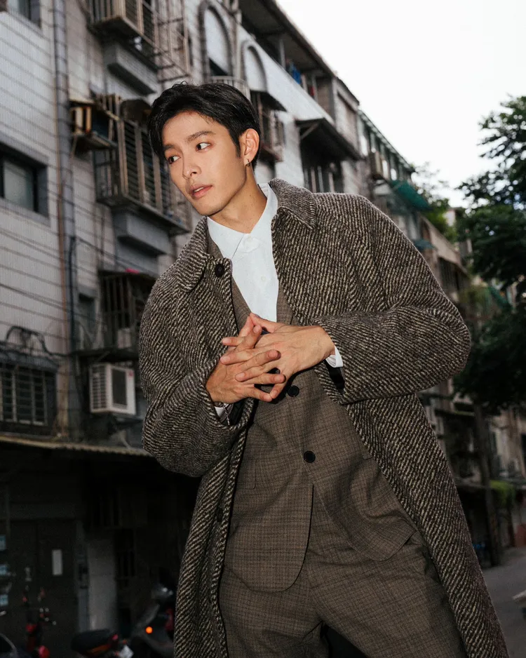 曹佑寧身著成套格紋西裝。翻攝曹佑寧IG