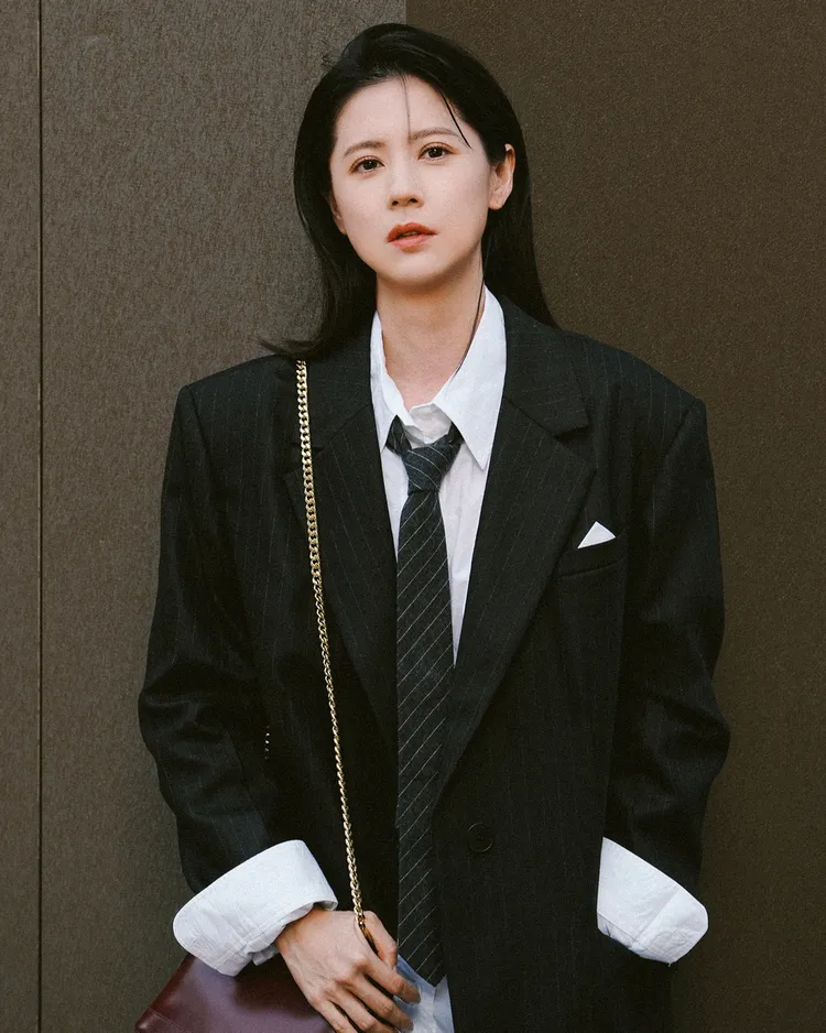 林予晞展現摩登都會感的幹練造型。翻攝林予晞IG