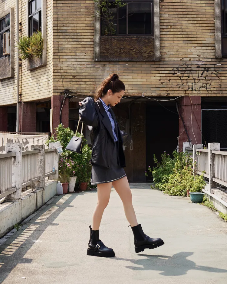 謝欣穎下身以灰色水鑽邊短裙點綴。翻攝謝欣穎IG