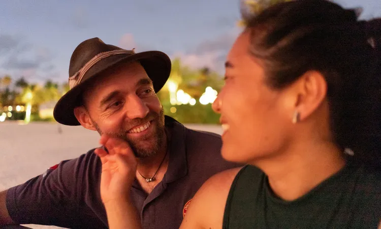 2020年大疫來襲，索爾卡在香港兩年，他沒閒著，找了份為隔離船員送餐的差事為未來行程籌錢，並與女友「線上結婚」，香港意外成為第二家鄉。（索爾提供）中央社