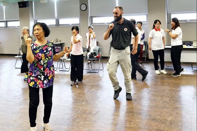 丹麥人索爾哀怨自己生不逢時，幾乎所有「第一人」的頭銜早被拿下，如今他成功挑戰不搭飛機遊世界，途經台灣時不只逛景點，還受邀深入民眾生活，赴銀髮活動中心體驗跳舞課。（索爾提供）中央社