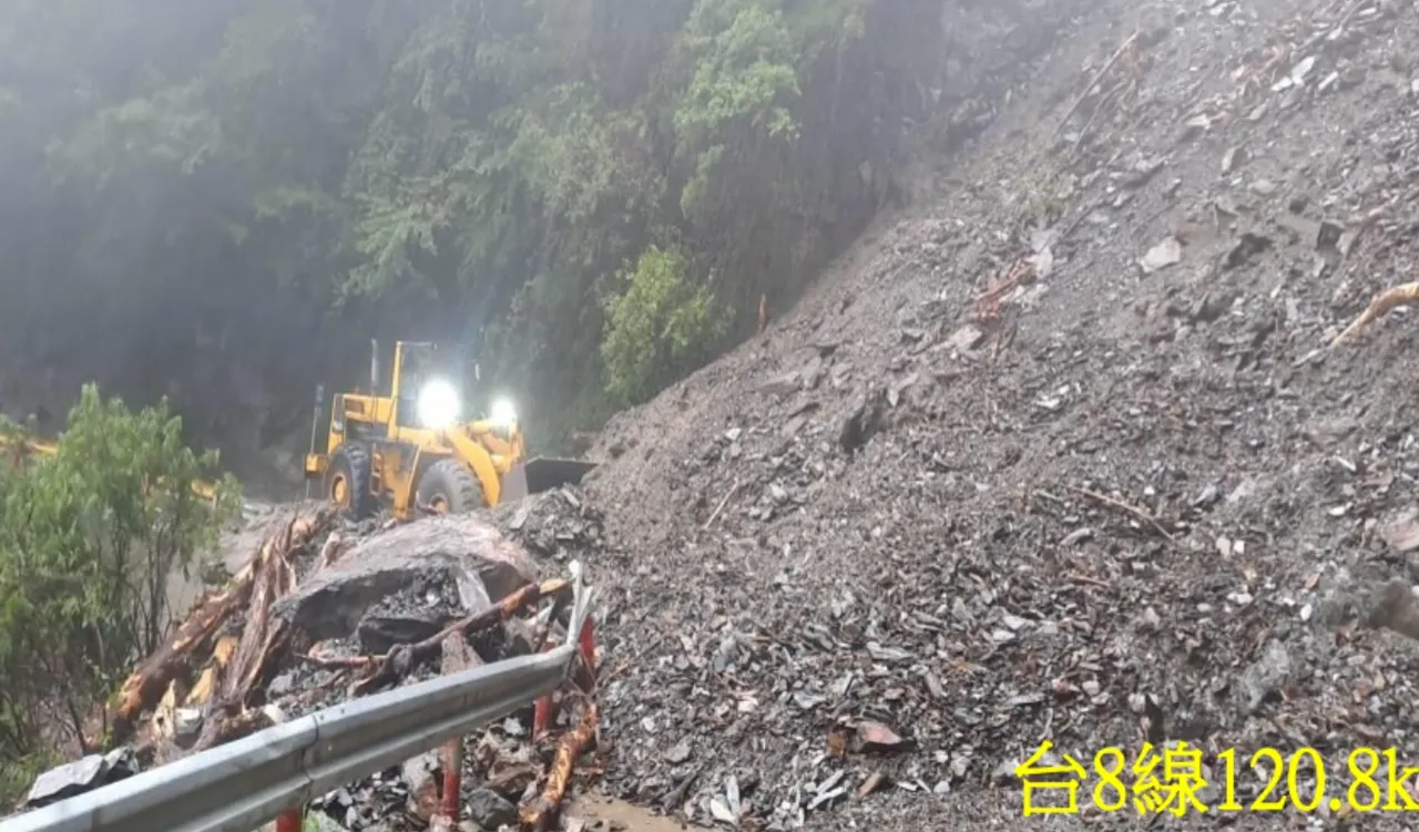 台8線120.8k災點仍搶通中。翻攝畫面