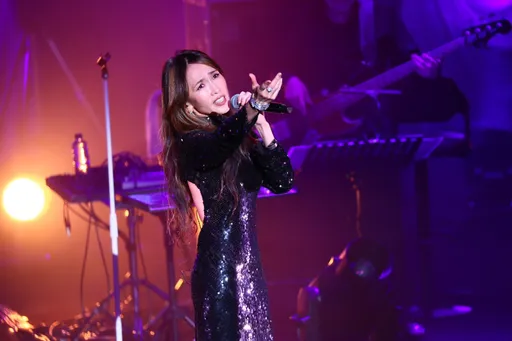 工藤靜香闊別30年登台飆唱美背大開 林志玲送花籃喊「永遠的偶像」