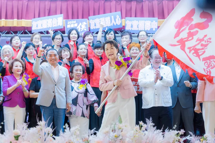 李金苑君擔任侯友宜的「新北婦女會挺侯後援會長」。翻攝畫面