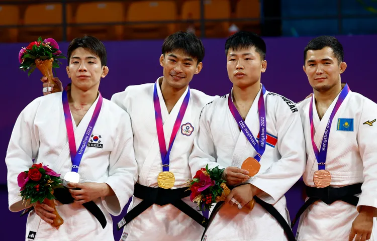 楊勇緯與其他奪牌選手合影。路透社