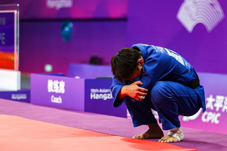 楊勇緯24日成功拿下杭州亞運男子柔道60公斤級金牌，為亞運柔道隊史首金，賽後他情緒激動落淚，更一度蹲在場邊沒有起身。中央社