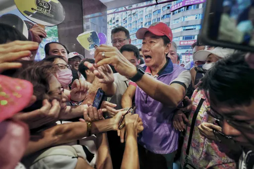 连署首日状况多！郭台铭霸总上身　秒开会检讨人员训练不足