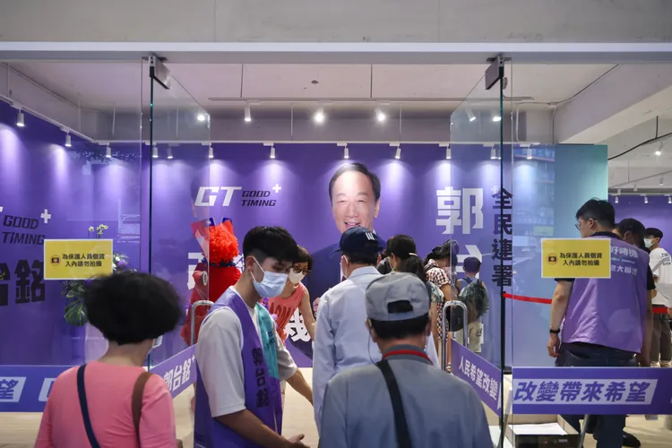 郭台銘今天下午視察台北旗艦連署站。林林攝