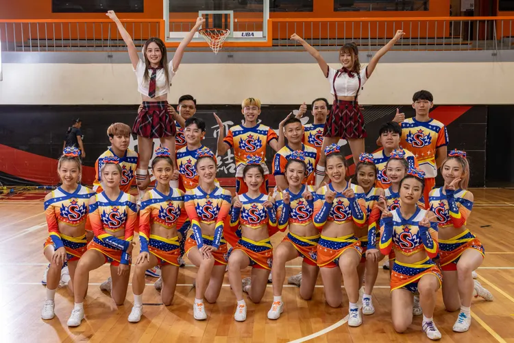 樂天女孩合作世新大學啦啦隊拍〈謝謝老師〉MV。世新大學提供