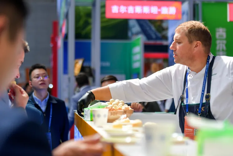 上月17日一名哈薩克廚師在烏魯木齊的「亞歐商品貿易博覽會」上推銷美食。新華社