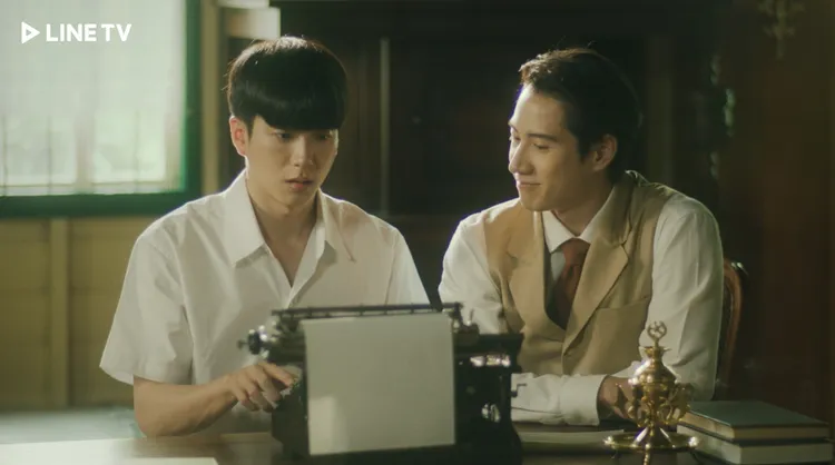 Bright（右）劇中飾演富家少爺，教管家查農打字機。LINE TV提供