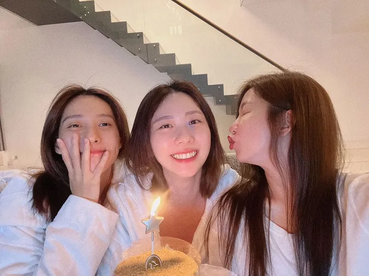 楊晴（左）、郭書瑤（右）為張景嵐慶生。翻攝郭書瑤IG