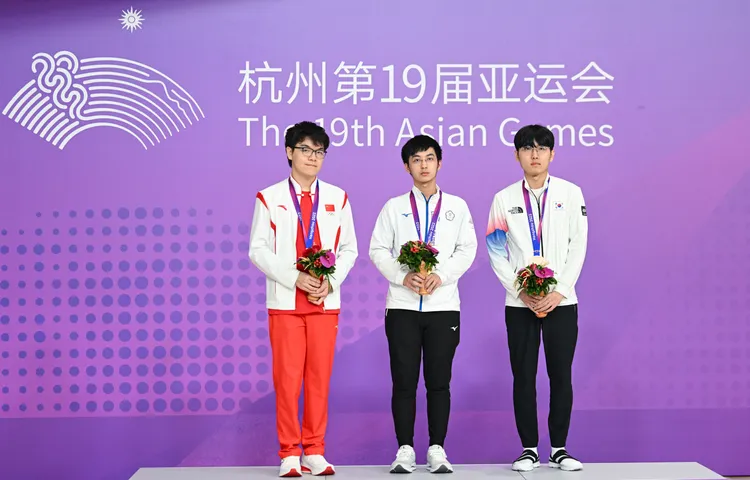 許皓鋐(中)打敗世界排行前三奪金。奧會提供
