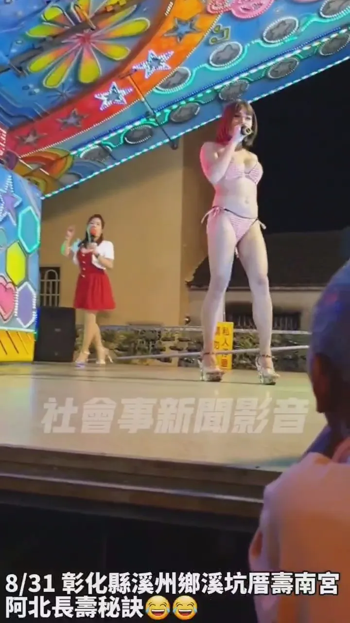 女舞者落落大方，紅衣女主持人則是稱讚阿北很會欣賞。取自「社會事新聞影音」