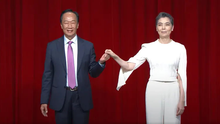 藝人賴佩霞（右）擔任郭台銘副手。
