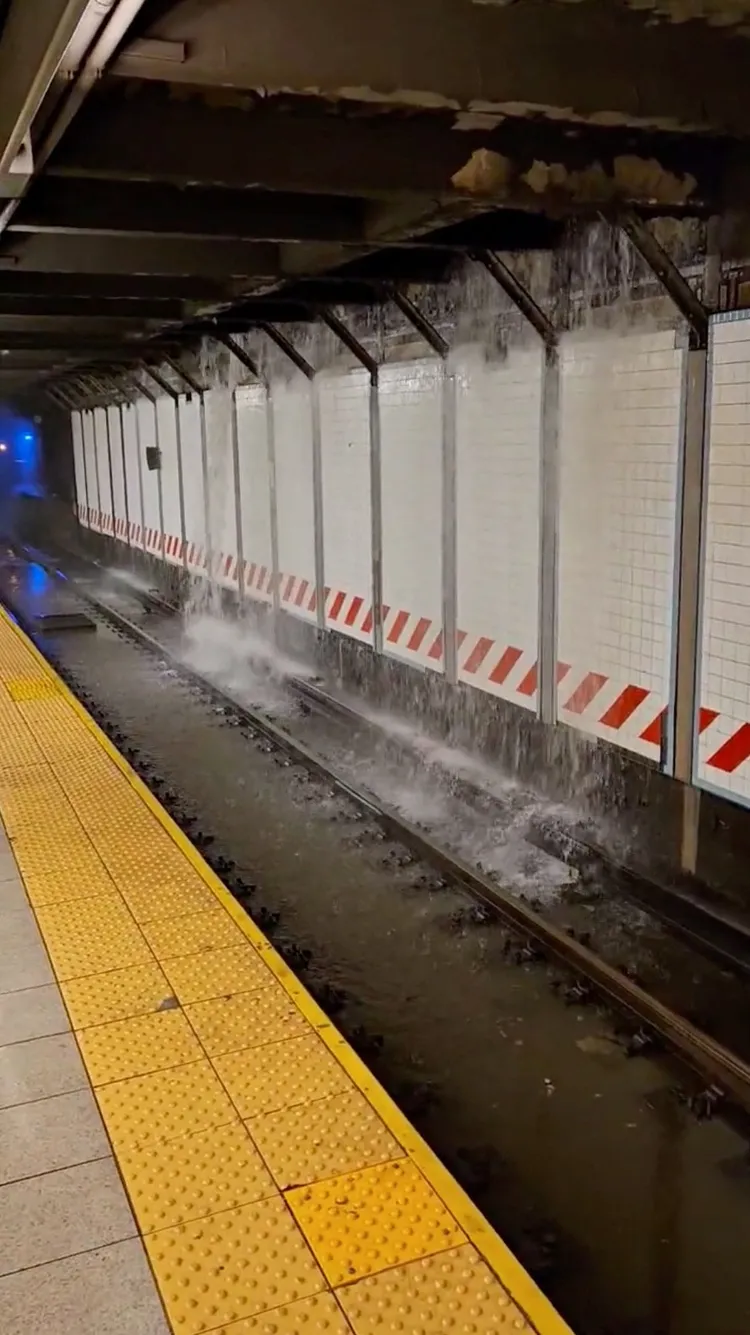 地鐵站出現瀑布。路透社