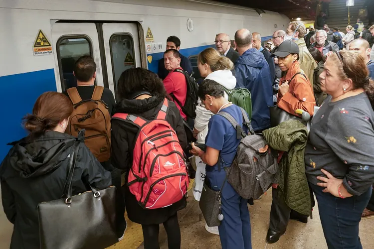 火車29日因為淹水而暫停行駛，紐約中央車站旅客上不了車。美聯社