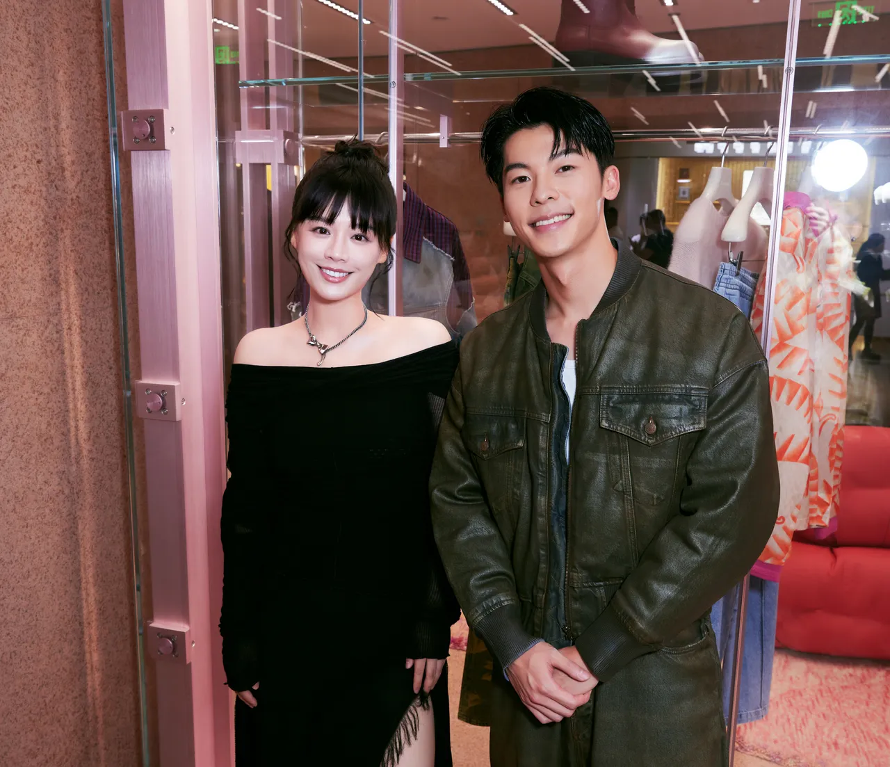 許光漢(右)與馬思純(左)替Acne Studios全新旗艦店開幕活動站台。品牌提供