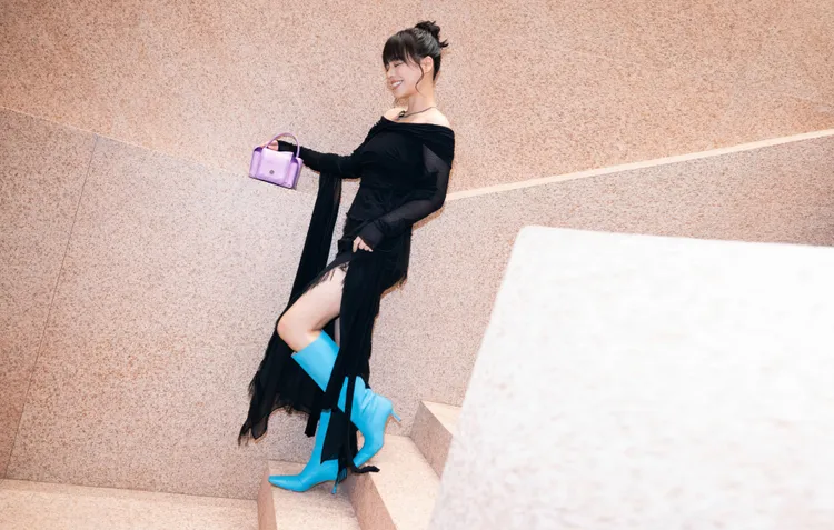 馬思純穿上垂墜結構剪裁的黑色合身洋裝。品牌提供