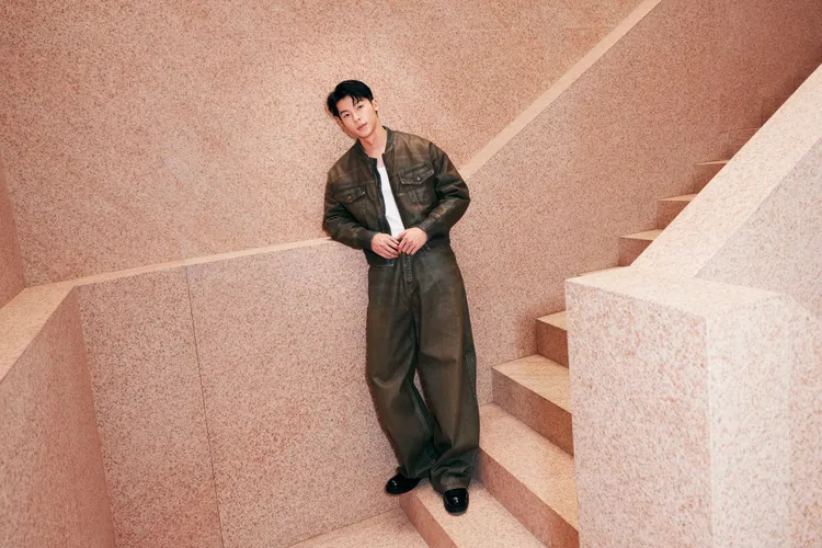 許光漢以一身帥氣丹寧風格亮相。品牌提供