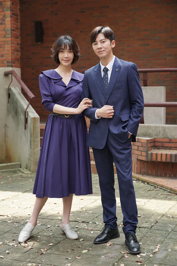 李國毅（右）劇中愛慕長官蔡淑臻。中視提供