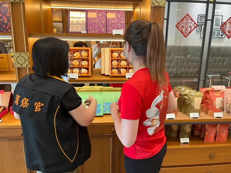 消保官查核中秋食品，發現蛋黃酥漲幅較高。翻攝畫面