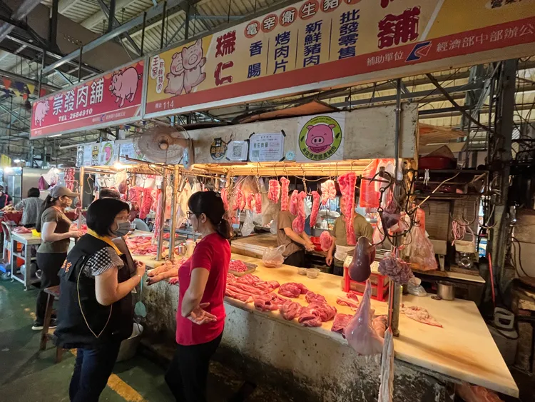 消保官查核中秋食品，發現蛋黃酥漲幅較高。翻攝畫面