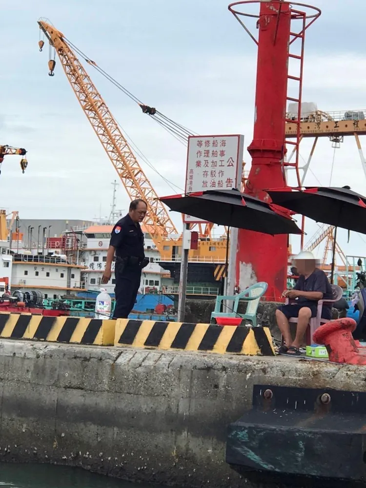 港警勸離管制區民眾。翻攝畫面