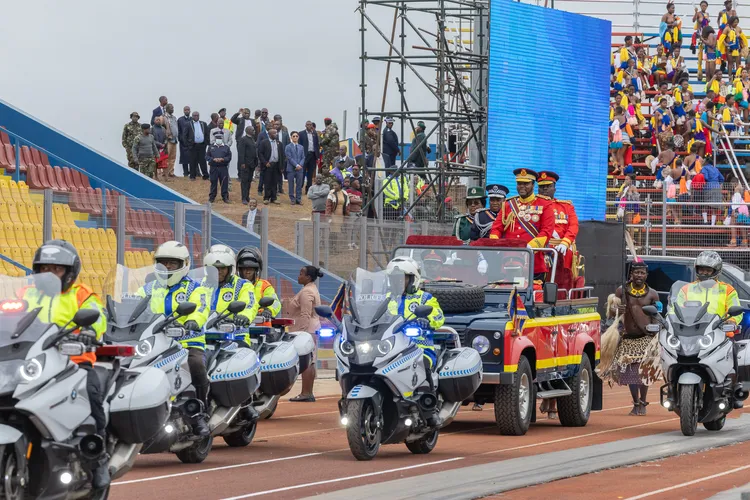恩史瓦帝三世（Mswati III）進會場。總統府提供