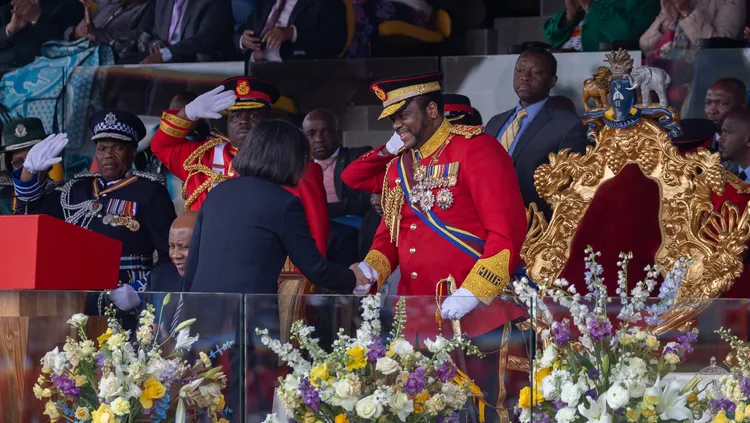 蔡英文和恩史瓦帝三世握手。總統府提供