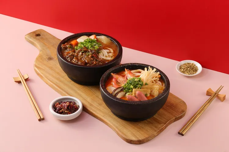 「Oh my!原燒」因應入秋轉涼，新增2款主食胡麻豬肉烏龍麵（前）和麻辣極選牛肉麵。王品提供