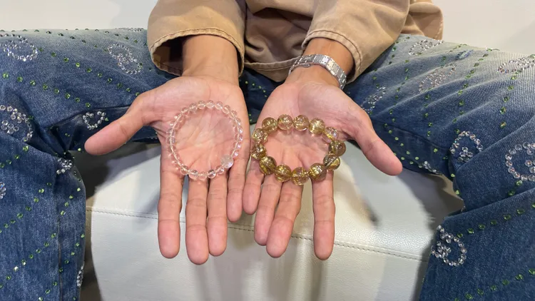 念珠是他一定要隨身攜帶的單品，就算沒戴在手上他也會放進口袋裡當作護身符。張家玲攝