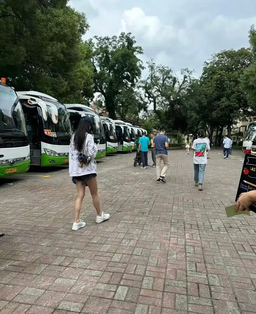 Angelababy打扮低調,一雙美腿仍然吸睛。翻攝南都全娛樂微博