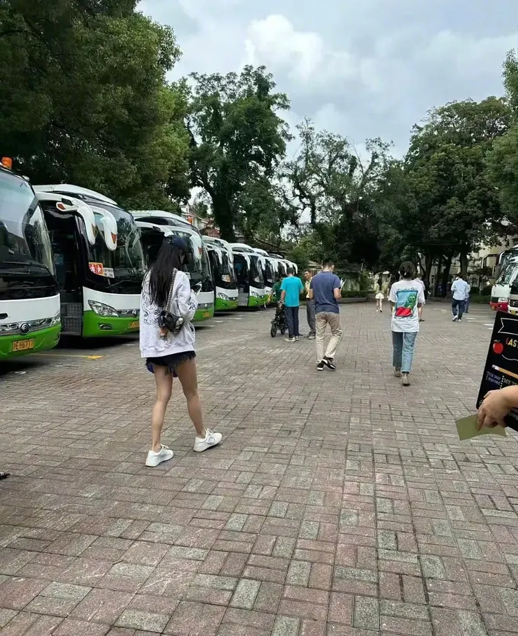 Angelababy打扮低調，一雙美腿仍然吸睛。翻攝南都全娛樂微博