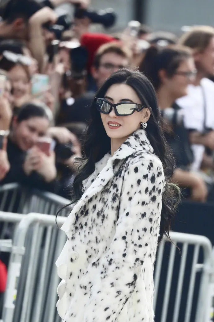 張柏芝以「霸氣女總裁」裝扮現身米蘭時裝周紀梵希秀場。翻攝cecilinda微博