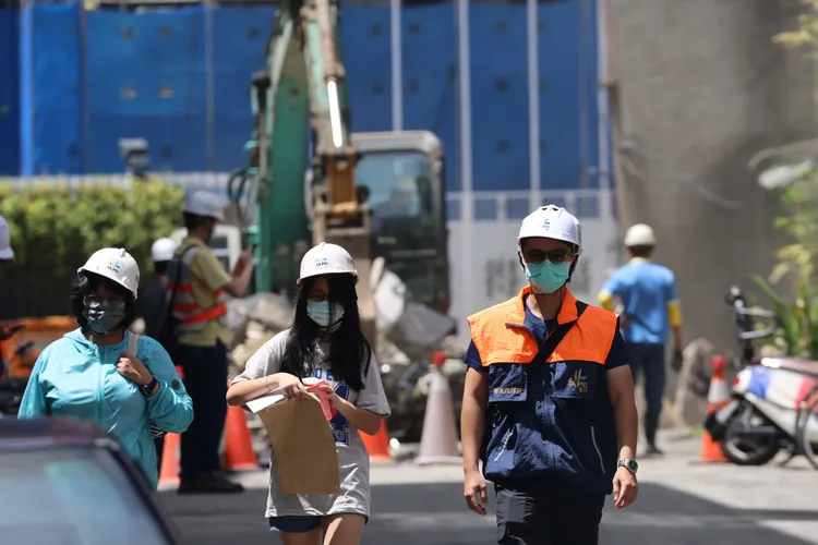 周邊受災戶在安全人員陪伴下回家取件。林林攝