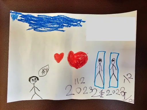 目睹雙親遭鄰居殺害！2童畫「爸媽躺冰櫃」　淚喊：好想您們