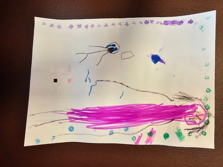 兩名孩子難掩對雙親的思念，只能將情緒寄託在圖畫中。翻攝畫面