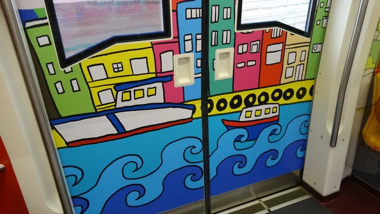 圖為天鐵車廂內Yeedin畫的基隆正濱漁港彩色屋。中央社
