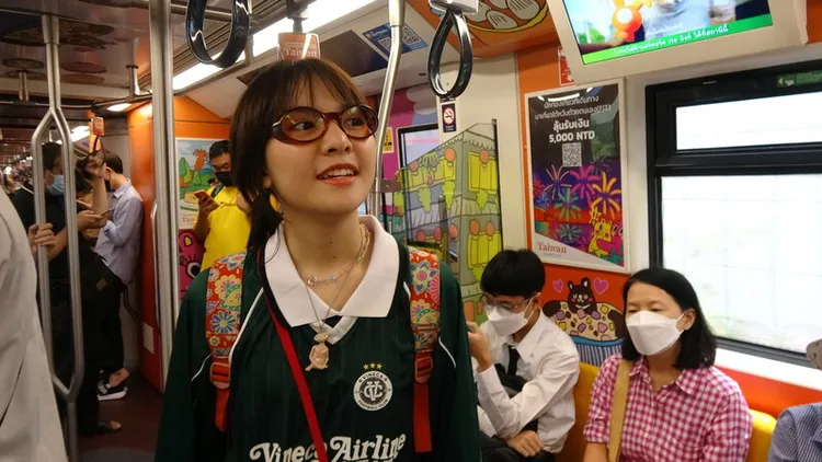 泰國插畫家Yeedin用她充滿童趣的筆觸，設計了一套曼谷天鐵（BTS）的小熊情侶遊台灣插畫。中央社