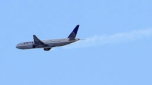 美聯合航空班機疑客艙失壓 8分鐘陡降8534公尺速折返