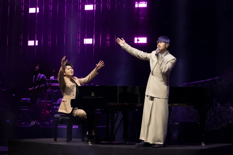 周董與朗朗重現鬥琴精典畫面。杰威爾提供