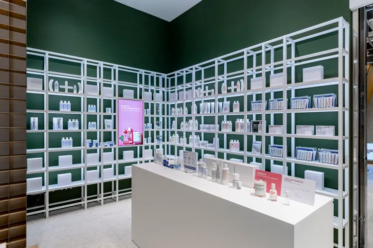 形象店右側空間以大麻草綠色牆面，搭配如同古歐洲藥房的白色壁架。品牌提供