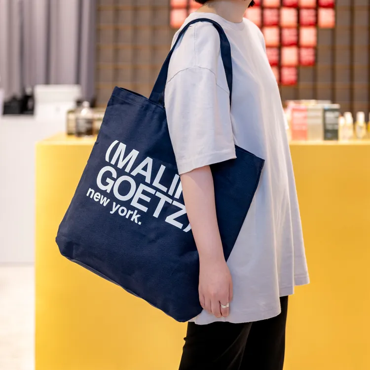 滿額贈送的限量品牌托特包。品牌提供