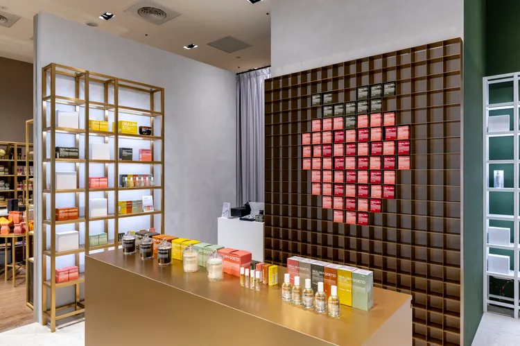 全球形象專門店才有的黃銅香氛展示櫃，搭配立體香氛蠟燭盒拼圖牆面。品牌提供