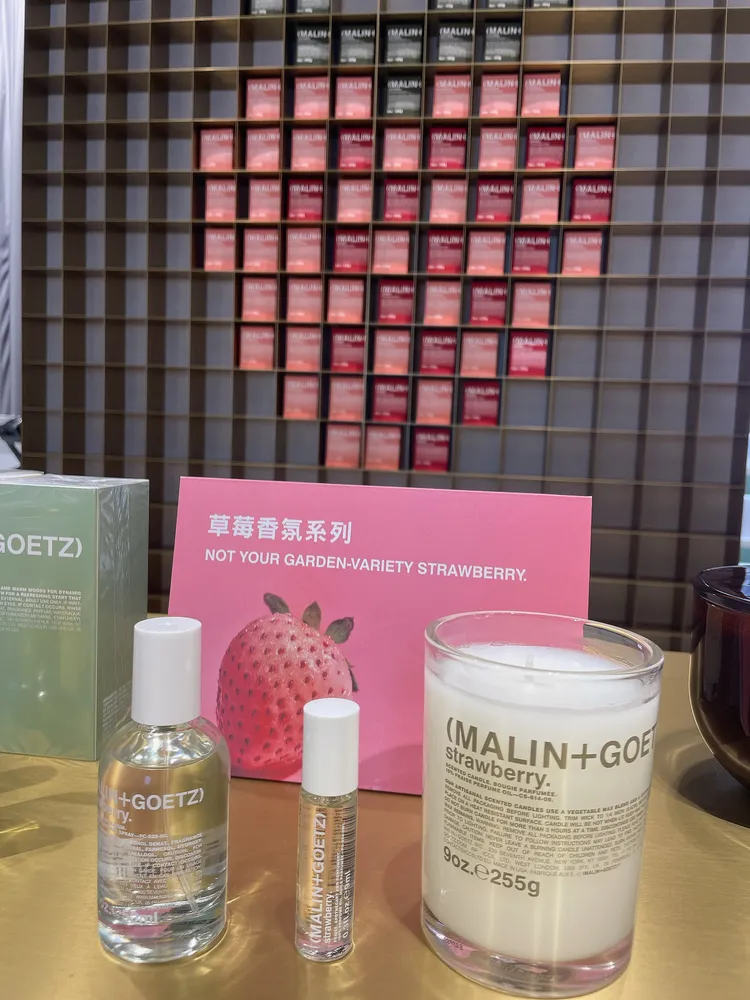 草莓香氛系列（左起）淡香精50ml／3500元、滾珠香氛油9ml／1150元、香氛蠟燭255g／2000元。張家玲攝